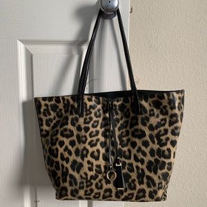 Leopard and black reversible shoulder bag.